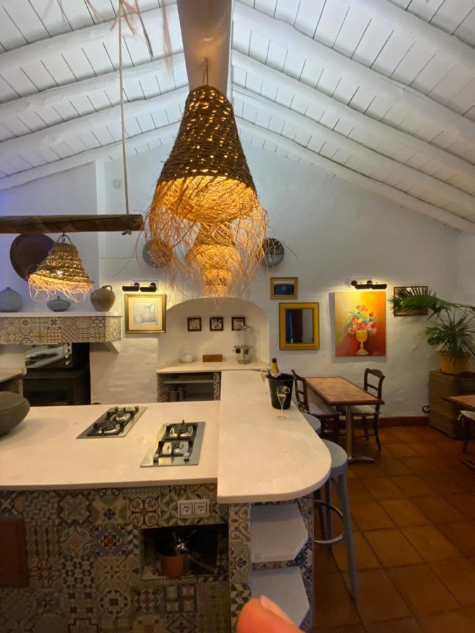 Hotel La Guzmana De *